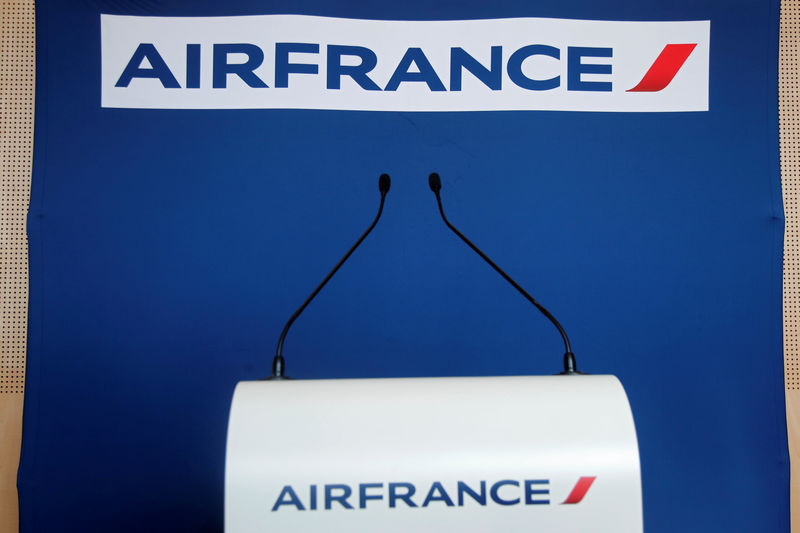 © Reuters. The empty podium with Air France logo is seen after a news conference in Paris