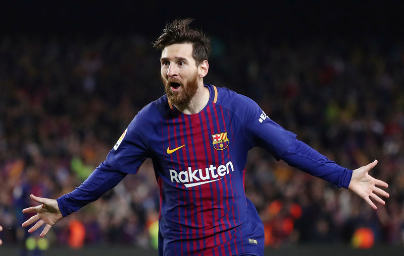 © Reuters. El argentino Lionel Messi celebra tras anotar el segundo gol del Barcelona en el empate 2-2 con Real Madrid