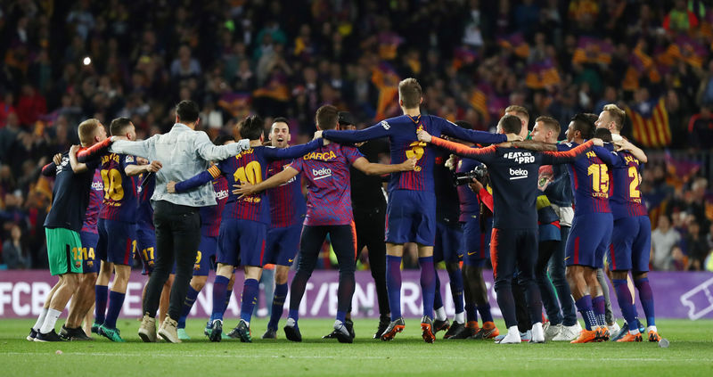 © Reuters. بيل يحرم برشلونة بعشرة لاعبين من الفوز في قمة متوترة
