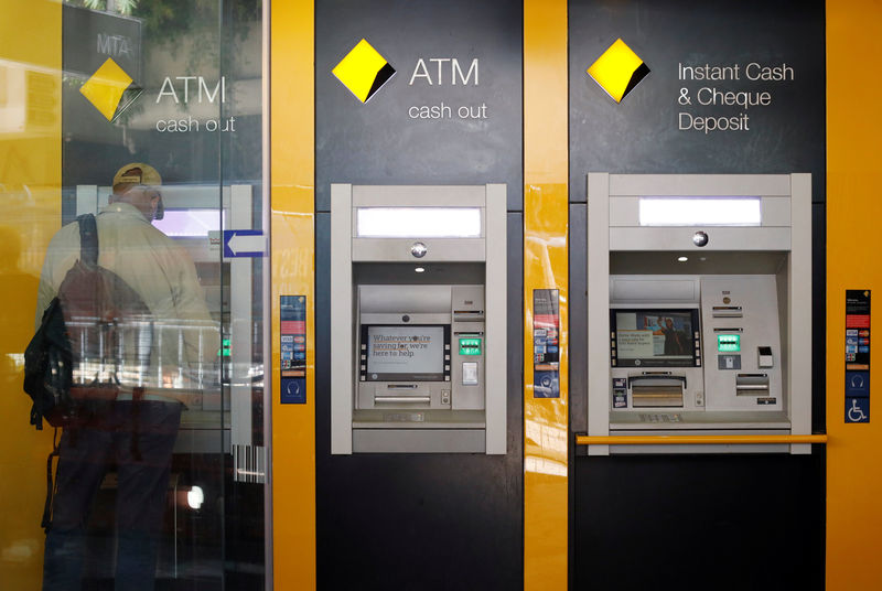 © Reuters. A man uses a Commonwealth Bank of Australia ATM in Sydney