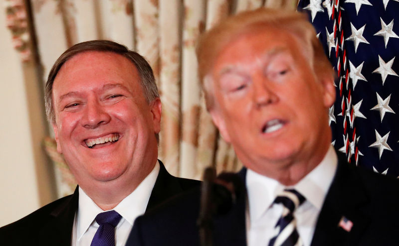 © Reuters. Foto de archivo: El secretario de Estado estadounidense, Mike Pompeo, ríe mientras el presidente Donald Trump habla durante una ceremonia de juramentación de Pompeo en el Departamento de Estado en Washington, Estados Unidos