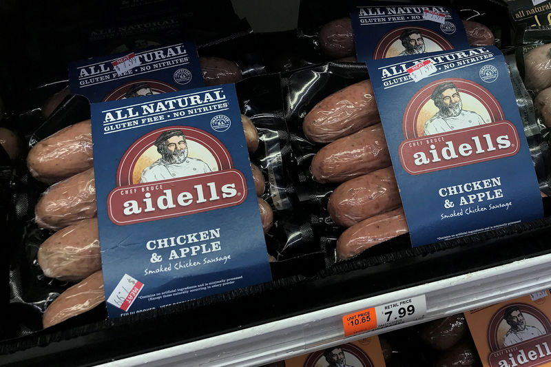 © Reuters. FILE PHOTO: Aidells brand chicken and apple sausage which is owned by Tyson Foods are pictured in a grocery store cooler in the Manhattan borough of New York City