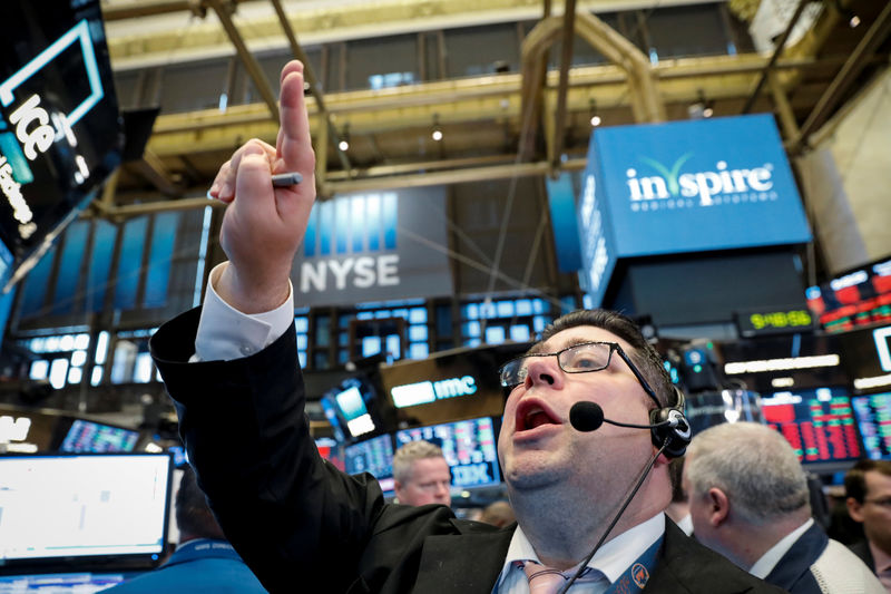 © Reuters. Trader Michael Capolino shouts out a bid on the floor of the NYSE in New York