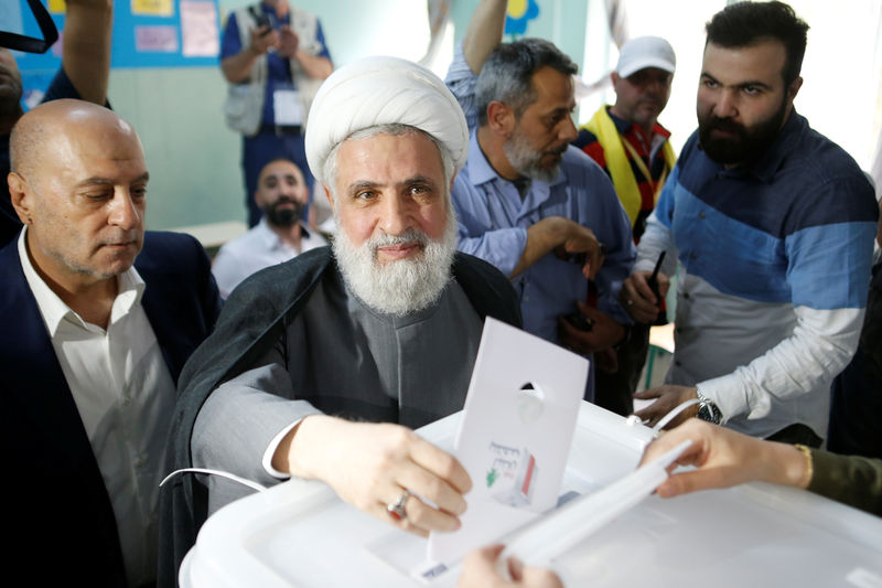 © Reuters. Vice-líder do Hezbollah, Naim Qassem, vota em eleição parlamentar do Líbano, em Beirute