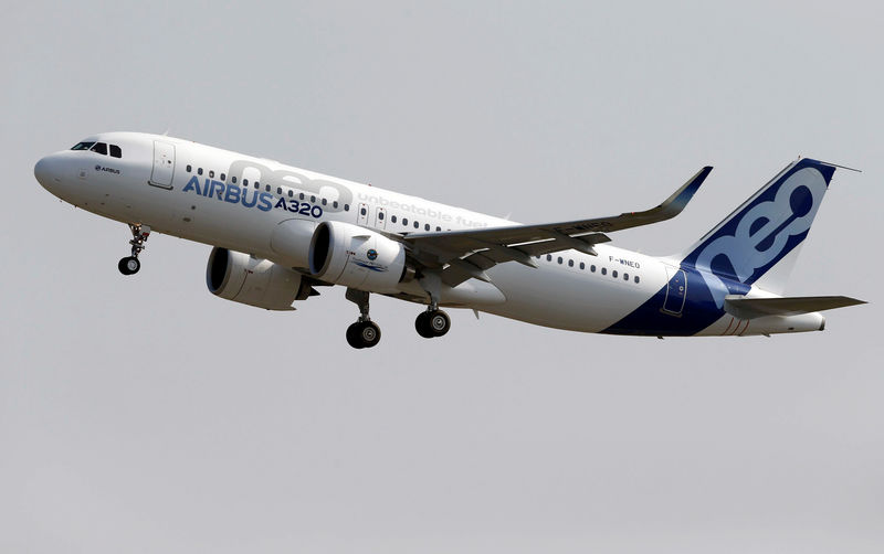 © Reuters. FILE PHOTO: The Airbus A320neo takes off during its first flight event in Colomiers near Toulouse, southwestern France