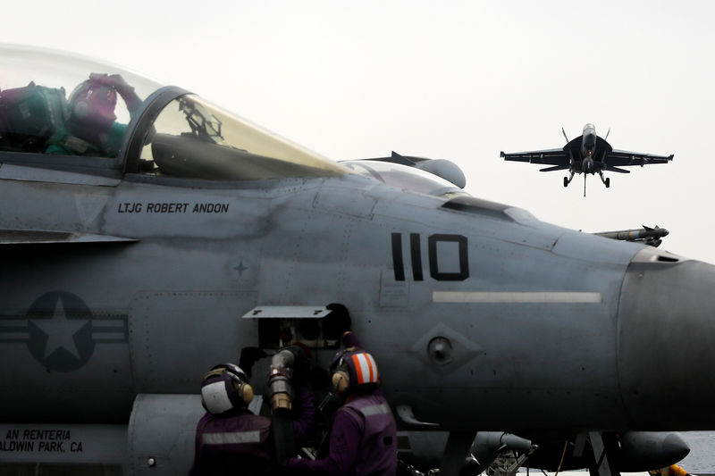 © Reuters. مقاتلات أمريكية تبدأ غارات ضد الدولة الإسلامية في سوريا من البحر المتوسط