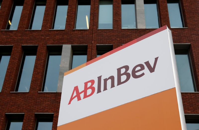 © Reuters. View of the Anheuser-Busch InBev logo outside the brewer's headquarters in Leuven