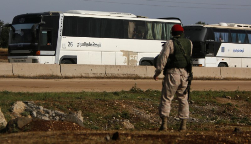 © Reuters. مقاتلو المعارضة يبدؤون مغادرة آخر جيب محاصر في سوريا