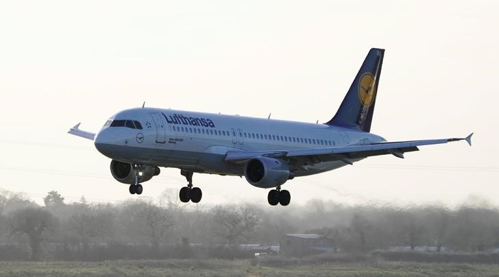 © Reuters. A Lufthansa Airbus A320-200 prepares to land at Manchester Airport, Britain.