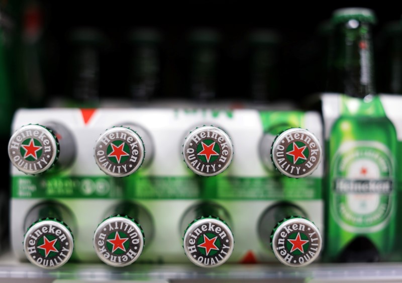 © Reuters. Fardo de cerveja Heineken em supermercado