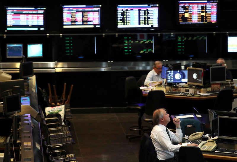 © Reuters. Traders work on the floor of the Buenos Aires Stock Exchange