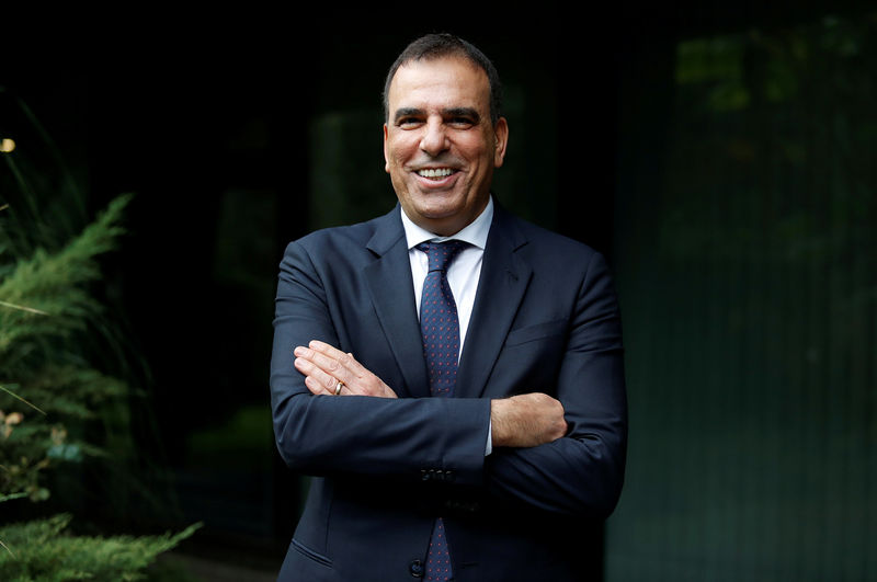 © Reuters. FILE PHOTO: Telecom Italia CEO Amos Genish poses for a photo at the end of a debate at the RAI state television headquarters in Rome