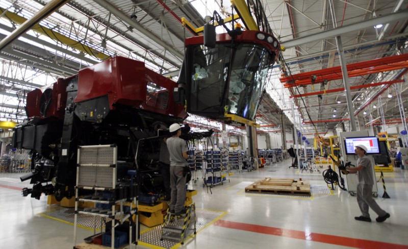 © Reuters. Funcionários trabalham na montagem de máquina para colheita em fábrica em Sorocaba, São Paulo, Brasil