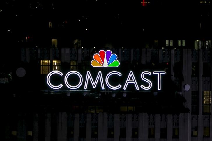 © Reuters. FILE PHOTO - The NBC and Comcast logo are displayed on top of 30 Rockefeller Plaza, formerly known as the GE building, in midtown Manhattan in New York