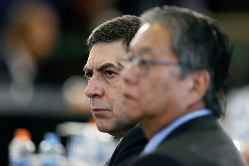 © Reuters. O presidente-executivo do Bradesco, Luiz Carlos Trabuco (em destaque), durante reunião no Palácio do Planalto, em Brasília