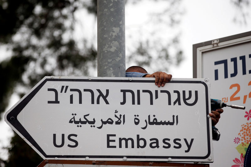 © Reuters. Funcionário coloca placa para embaixada dos EUA em Jerusalém