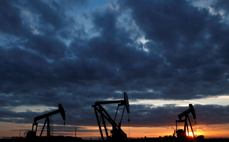 © Reuters. Oil pumps are seen at sunset outside Vaudoy-en-Brie