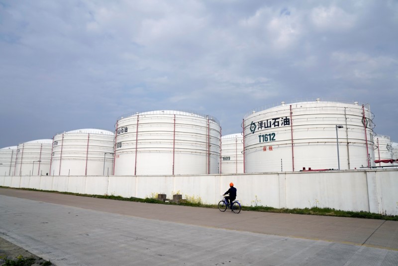 © Reuters. Oil tanks are seen at an oil warehouse at Yangshan port in Shanghai