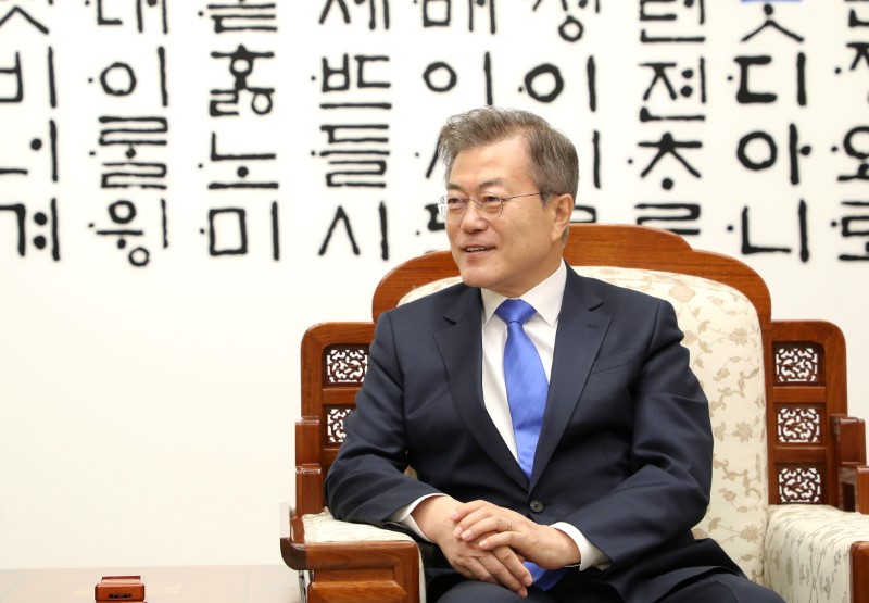 © Reuters. South Korean President Moon Jae-in attends a meeting with North Korean leader Kim Jong Un at the Peace House