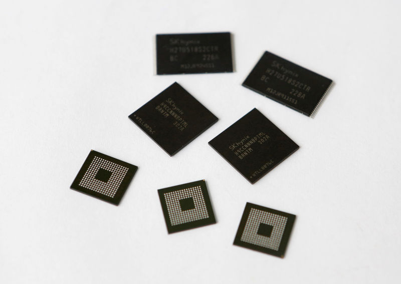 © Reuters. FILE PHOTO: Picture illustration of mobile memory chips made by chipmaker SK Hynix taken in Seoul