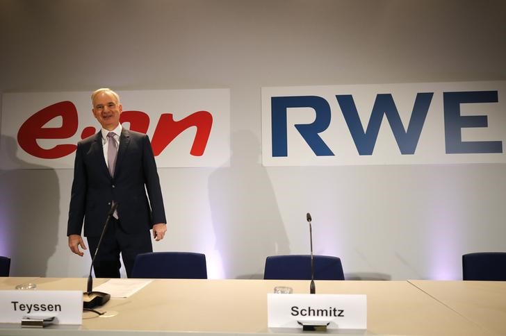 © Reuters. RWE AG CEO Teyssen arrives for a joint news conference in Essen