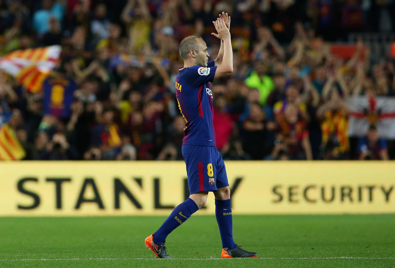 © Reuters. Andrés Iniesta aplaude a los hinchas al ser sustituido en el clásico entre Barcelona y Real Madrid
