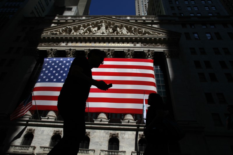 © Reuters. People walk past New York Stock Exchange