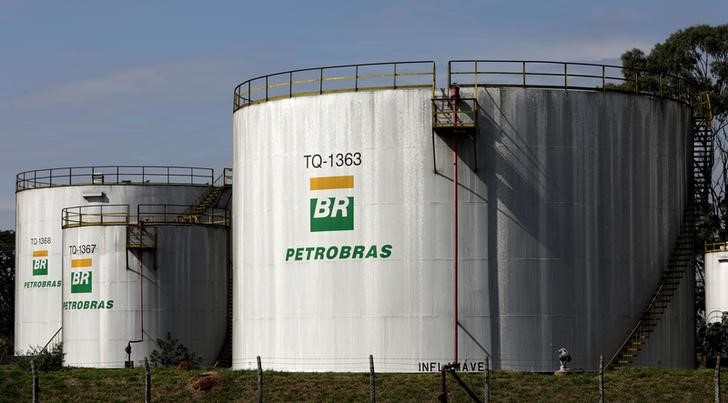 © Reuters. Tanque de armazenamento da Petrobras em refinaria de Paulinia, São Paulo