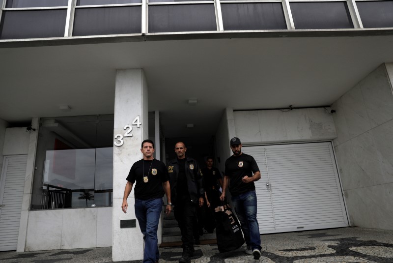 © Reuters. Agentes da PF no Rio de Janeiro