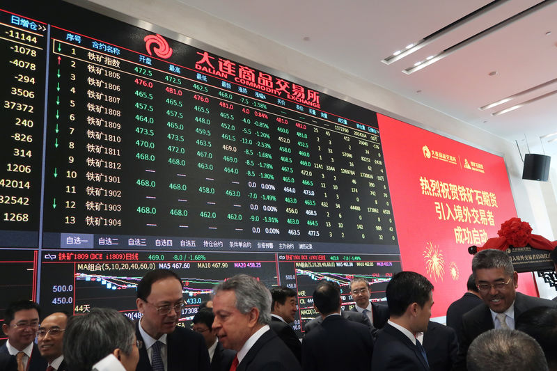 © Reuters. Pessoas conversam durante cerimônia da Dalian Commodity Exchange em Dailan, China