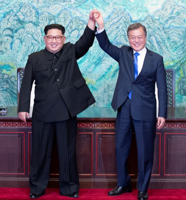 © Reuters. Presidente da Coreia do Sul, Moon Jae-in, e líder da Coreia do Norte, Kim Jong Un