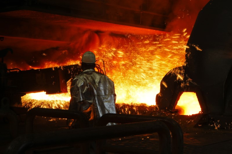 © Reuters. FILE PHOTO: A worker of German steelmaker ThyssenKrupp controls a blast furnace in Duisburg