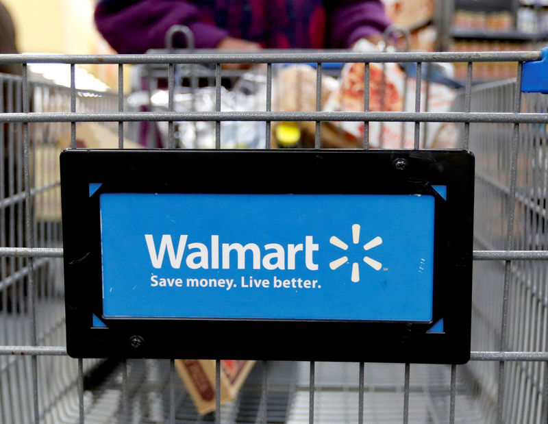 © Reuters. FILE PHOTO: A customer pushes a shopping cart at a Walmart store in Chicago