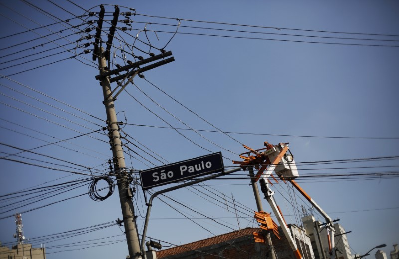 © Reuters. Técnico da Eletropaulo faz manutenção de poste no centro de São Paulo