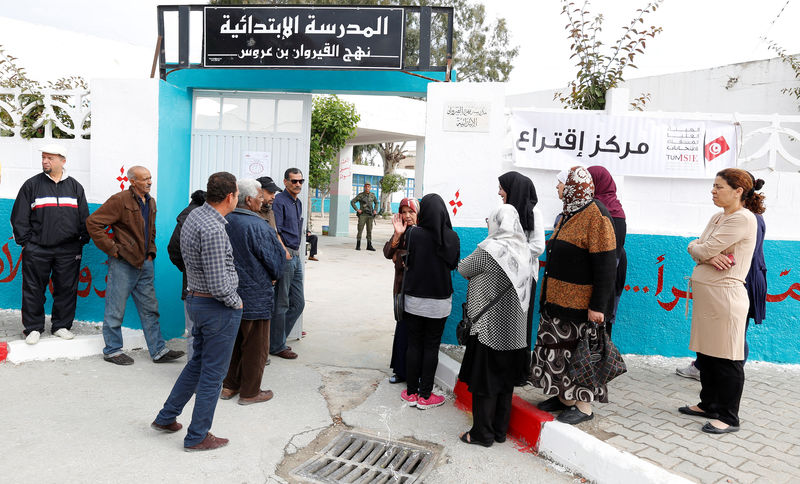© Reuters. المستقلون يفاجئون الأحزاب في أول انتخابات بلدية حرة في تونس