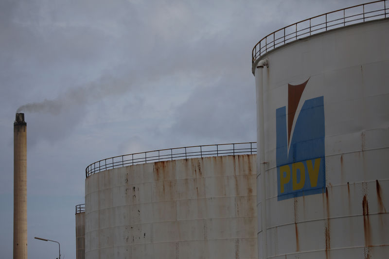 © Reuters. The logo of the Venezuelan oil company PDVSA is seen on a tank at Isla refinery in Willemstad on the island of Curacao