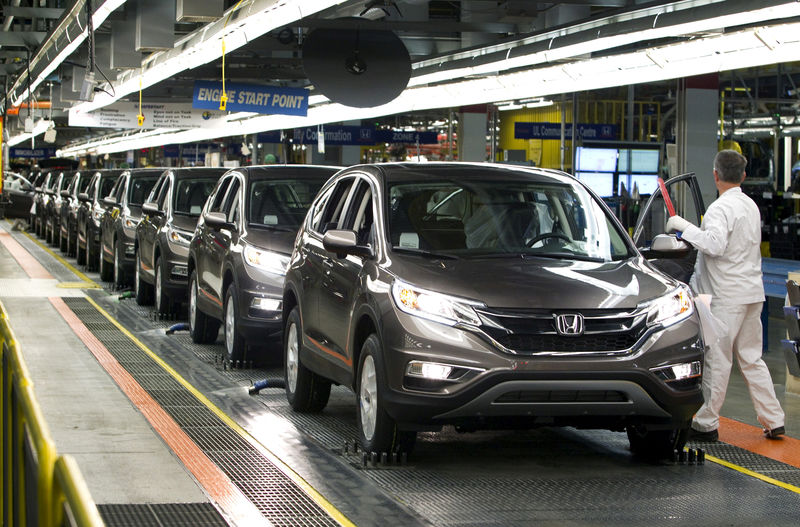 © Reuters. FILE PHOTO:    Production Associates inspect cars moving along assembly line at Honda manufacturing plant in Alliston, Ontario.