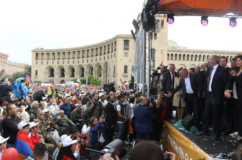 © Reuters. Newly elected Prime Minister of Armenia Nikol Pashinyan addresses supporters in Yerevan