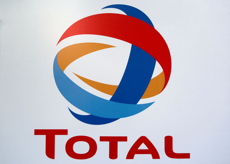 © Reuters. FILE PHOTO: The logo of French oil giant Total is pictured at its first gas station in Mexico City