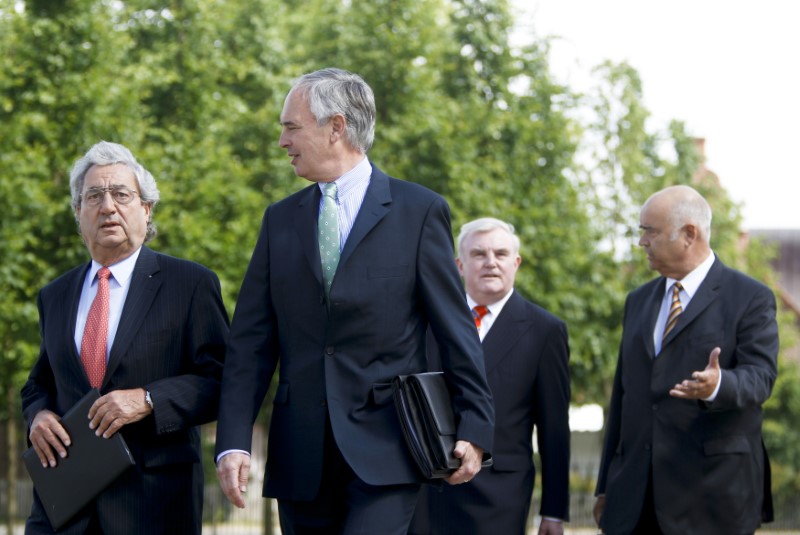 © Reuters. BDA head Hundt, BDI head Keitel, DIHK head Driftmann and ZHD Kentzler arrive for arrive for Future Summit at government guest house Schloss Meseberg