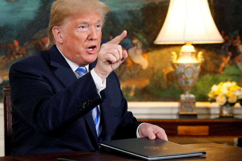 © Reuters. Trump delivers remarks on his intentions regarding the Iran nuclear deal at the White House