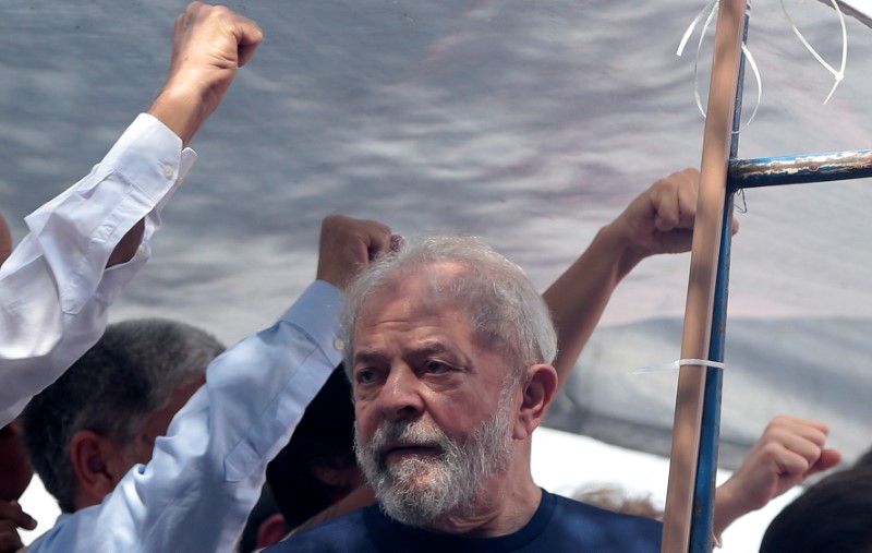 © Reuters. Lula durante protesto em São Bernardo do Campo antes de se entregar à PF