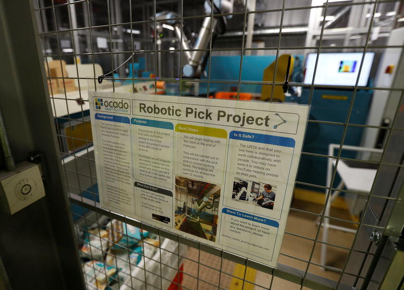 © Reuters. A robotic arm undergoes trials at the Ocado CFC (Customer Fulfilment Centre) in Andover