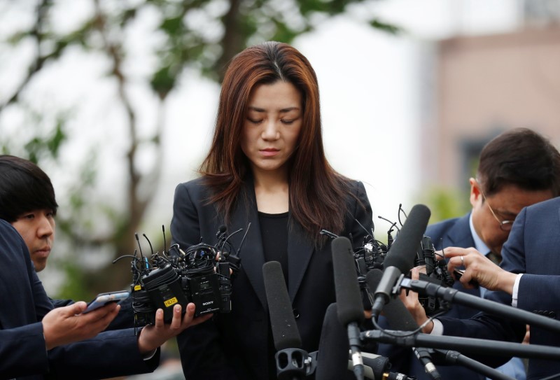 © Reuters. Cho Hyun-min, a former Korean Air senior executive and the younger daughter of the airline's chairman Cho Yang-ho, arrives at a police station in Seoul