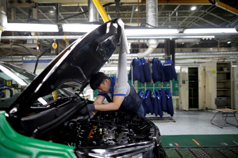 © Reuters. FILE PHOTO: An employee works at an assembly line of GM Korea's Bupyeong plant in Incheon