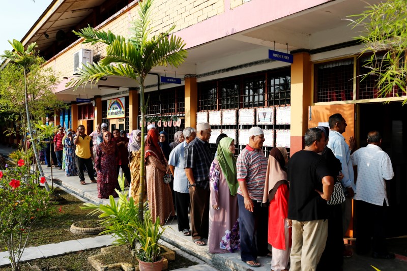 © Reuters. الماليزيون يصوتون في أصعب انتخابات على الائتلاف الحاكم