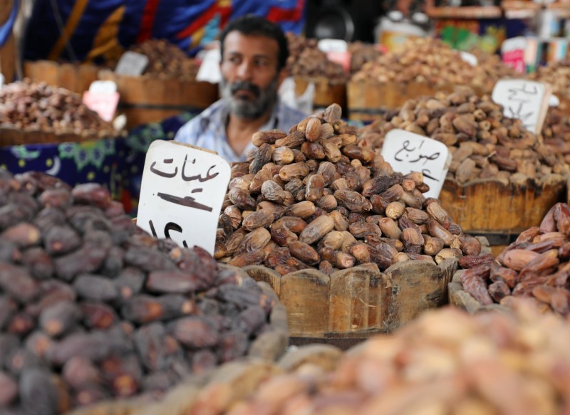 © Reuters. جمعيات خيرية تقدم مساعدات غذائية لفقراء المصريين في رمضان