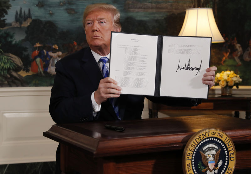 © Reuters. El presidente de Estados Unidos, Donald Trump, anuncia su decisión de retirarse del acuerdo nuclear con Irán, en la Casa Blanca en Washington.