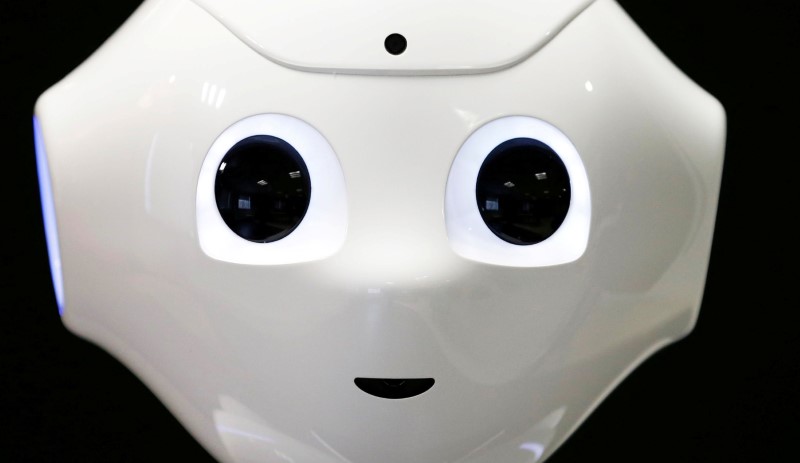 © Reuters. FILE PHOTO: The Robot Assistant Pepper, from SoftBank Robotics, is pictured in Paris