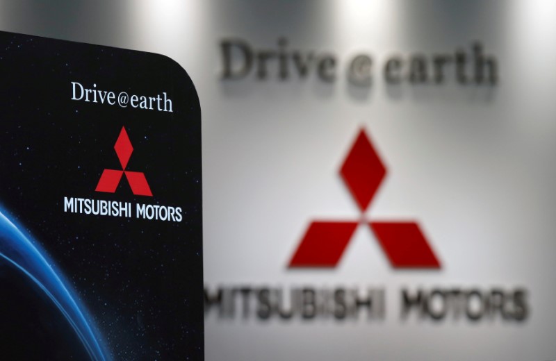 © Reuters. FILE PHOTO: Logos of Mitsubishi Motors Corp are seen at a showroom of the company's headquarters in Tokyo